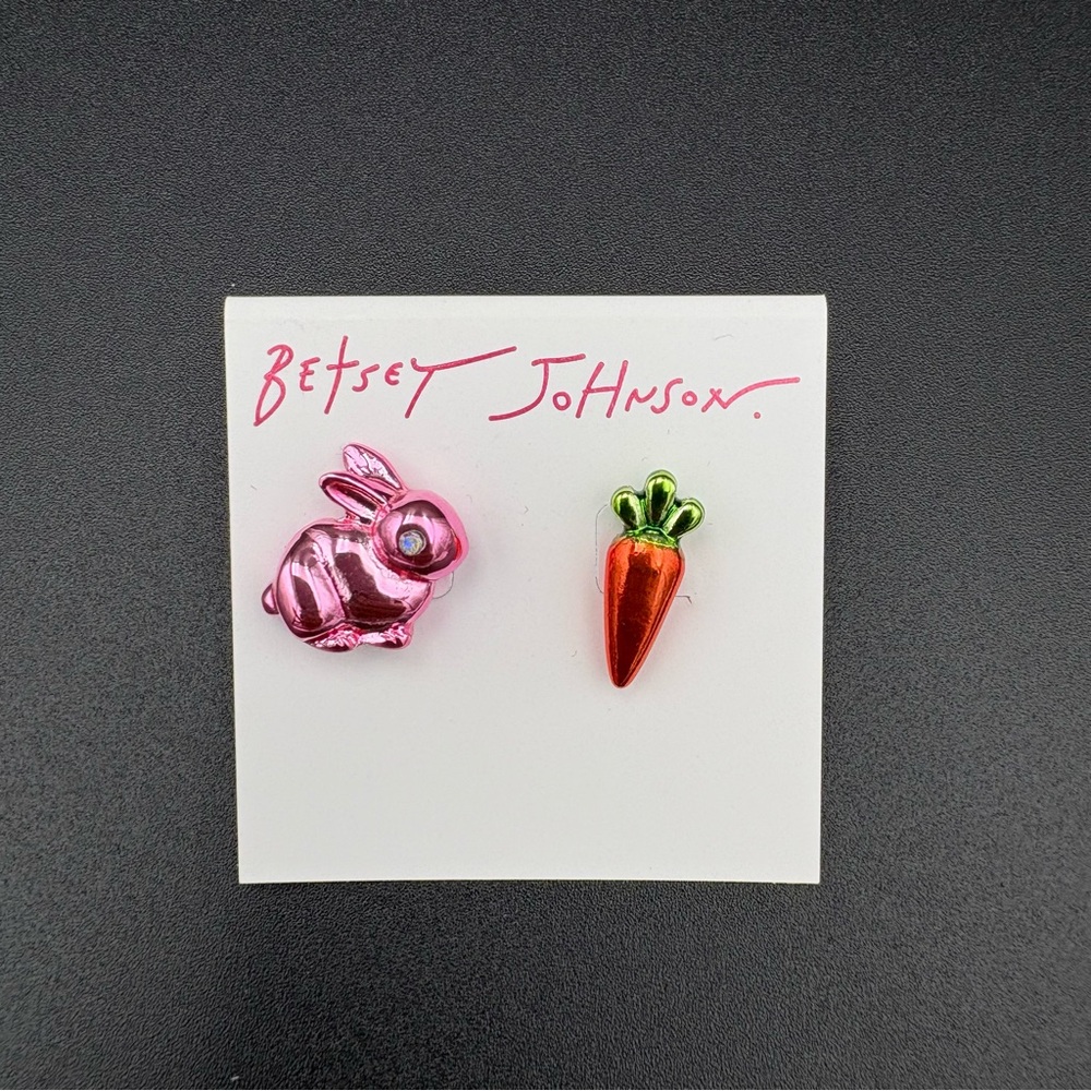 🐰 Betsey Johnson Bunny & Carrot Stud Earrings – Mismatched – NWT - Picture 4 of 5